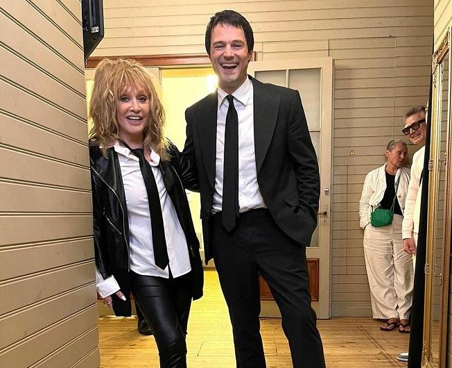 Пугачёва в кожаных обтягивающих штанах обнималась с Козловским