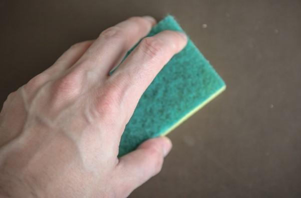 Роспотребнадзор назвал губки для посуды рассадником инфекций