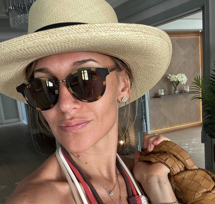 Певица Юлия Ковальчук опубликовала свое «честное» фото в ярко-розовом бикини