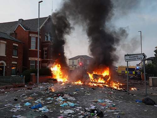 Беспорядки в Британии: 40 полицейских ранены после нападения с ножом на детей (ВИДЕО)