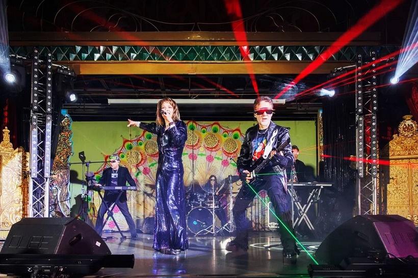 В Париже вызвали полицию из-за танцев группы «Мираж» возле «Мулен Ружа»