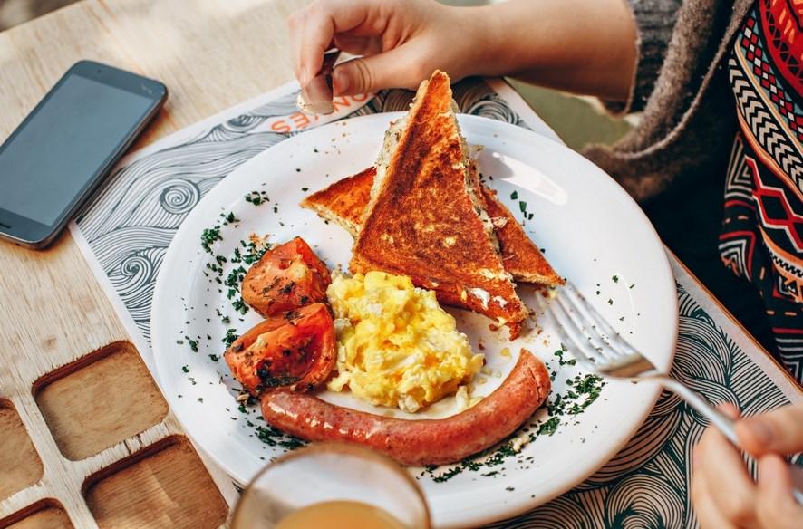 Диетолог Таннеберг раскрыл состав идеального завтрака для похудения