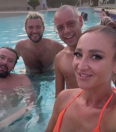 Ольга Бузова в компании мужчин отжигала в бассейне после съемок в Колумбии