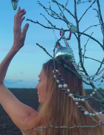 Любовь Толкалина полностью обнажилась прямо в поле в Рязанской области