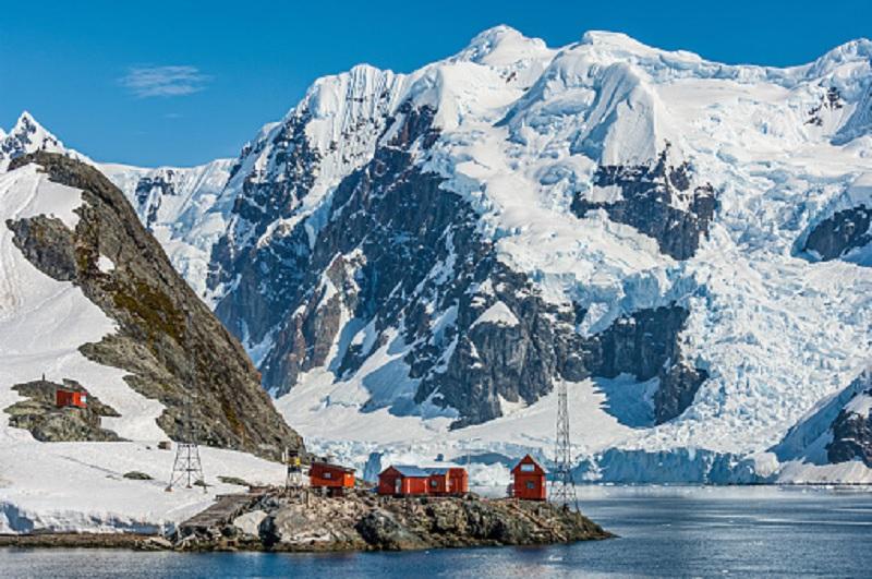 РИАН: Ледники Алтая приобрели кроваво-красный оттенок из-за цветения водорослей