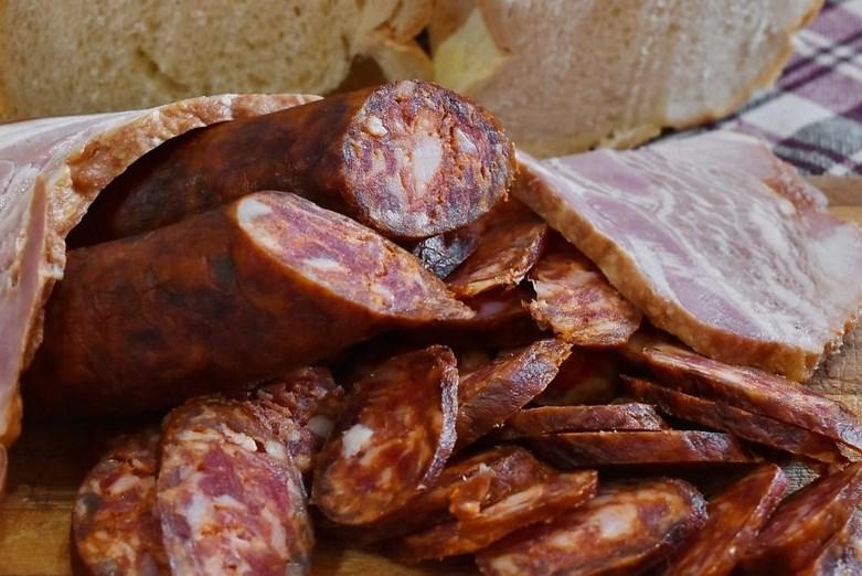 Диетолог Соломатина: Натуральную колбасу можно определить по составу и цвету