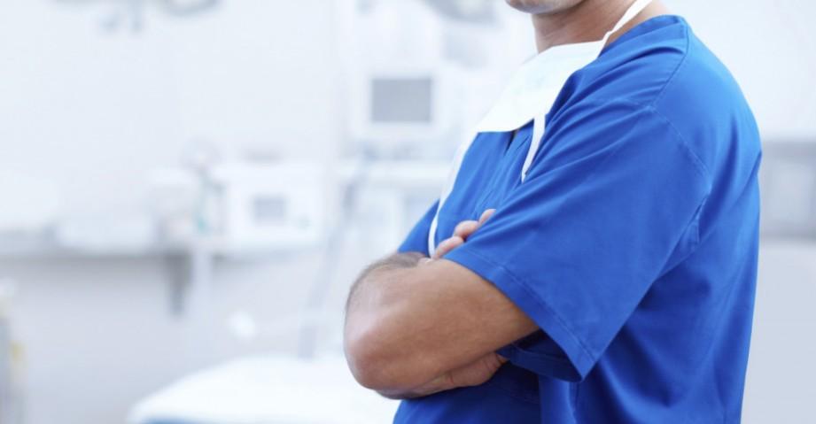 Уролог Фирсова заявила, что отеки на лице могут говорить о нефритическом синдроме