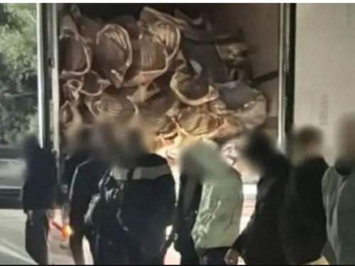 СМИ: 16 уклонистов пытались покинуть страну под видом мяса в рефрижераторе (ФОТО) СМИ: 16 уклонистов пытались покинуть страну под видом мяса в рефрижераторе (ФОТО)