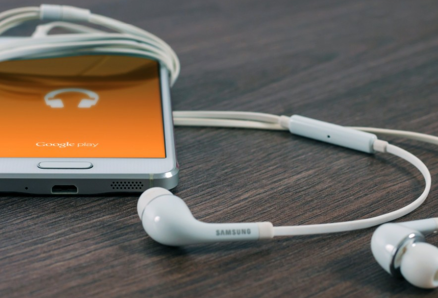 Киберэксперт Вакулин рассказал, как защитить смартфон от вирусного ПО