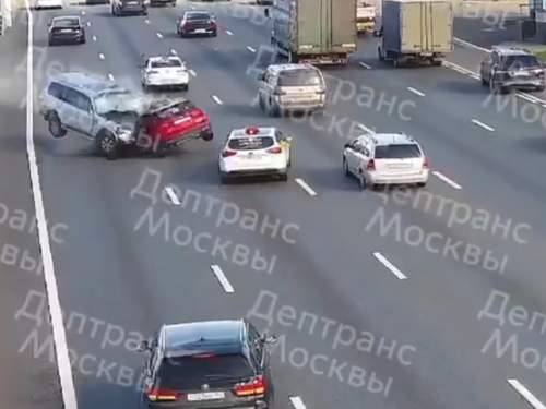 На МКАД произошло жуткое лобовое столкновение: погиб человек (ВИДЕО)