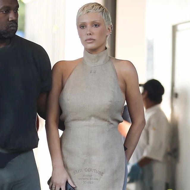 Бьянка Цензори в ажурном белье и мини устроила «грязные танцы» с Канье Уэстом