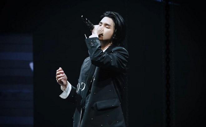 Фанаты BTS отправляют Шуге траурные венки с требованием покинуть группу