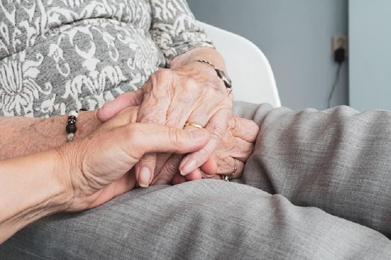 104-летняя женщина из Великобритании долголетие связала с вином и джином