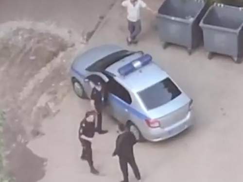 Мигрант отбился от полицейских в Коптево, но был пойман после появления видео в Сети (ВИДЕО)