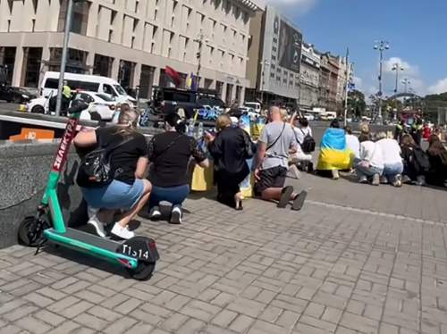 В Киеве ведущий похоронной процессии павших солдат ВСУ приказал прохожим встать на колени (ФОТО)