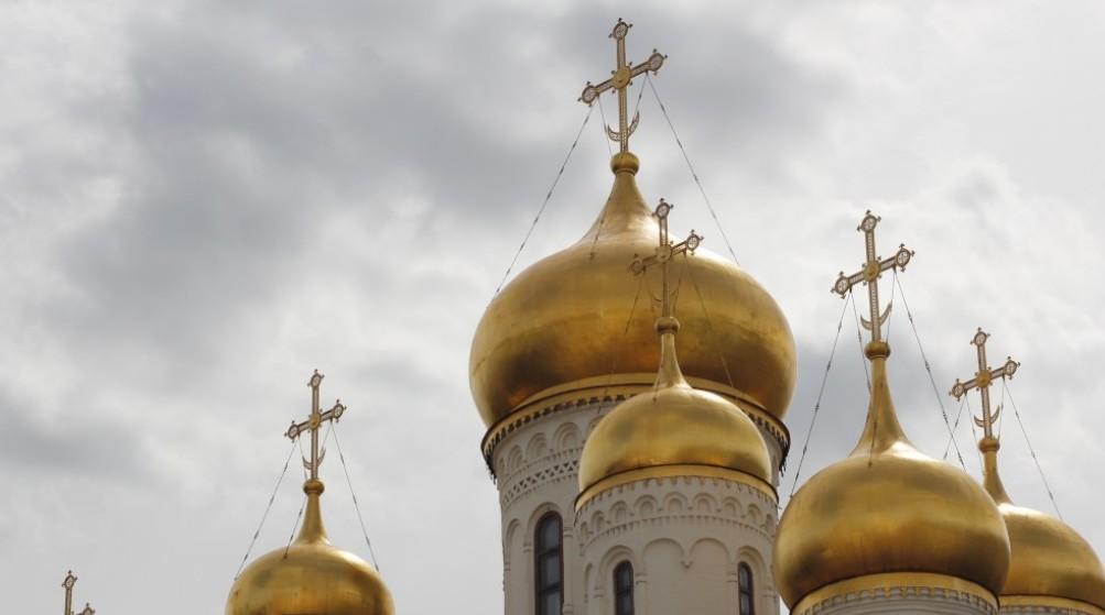 Батюшка Николай объяснил, чем грозит традиция вешать фото умерших на памятник