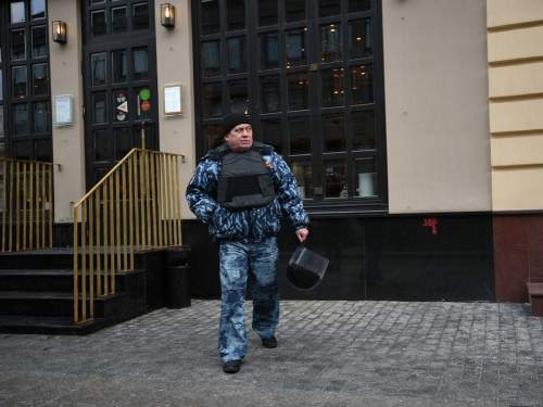 Военный пенсионер за сутки «заминировал» почти 6 тысяч школ, больниц и ТЦ в Москве Военный пенсионер за сутки «заминировал» почти 6 тысяч школ, больниц и ТЦ в Москве