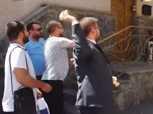 В Ереване посольство Белоруссии забросали яйцами и картошкой (ВИДЕО)