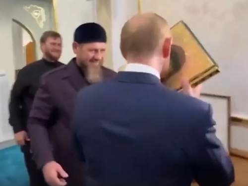 Видео с Путиным, целующим Коран, стало вирусным (ВИДЕО)