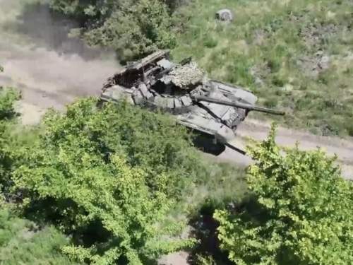 Появилось видео атаки российских танков на позиции ВСУ в Курской области (ВИДЕО) Появилось видео атаки российских танков на позиции ВСУ в Курской области (ВИДЕО)