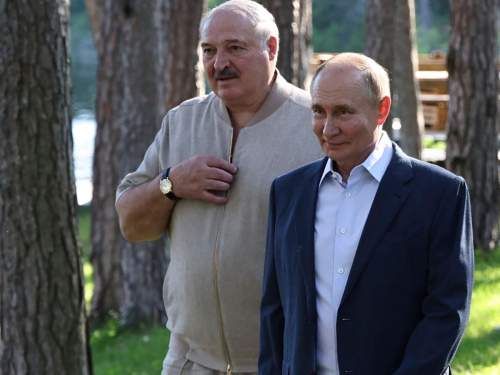 «Сел на лавочку, а они идут»: сосед Лукашенко рассказал, как к президенту Белоруссии приезжал Путин «Сел на лавочку, а они идут»: сосед Лукашенко рассказал, как к президенту Белоруссии приезжал Путин