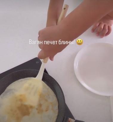 Сын Татьяны Брухуновой накормил Петросяна блинами собственного приготовления
