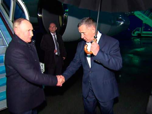 Путин причалил к острову Русский на «Урагане» и попал на видео (ВИДЕО) Путин причалил к острову Русский на «Урагане» и попал на видео (ВИДЕО)