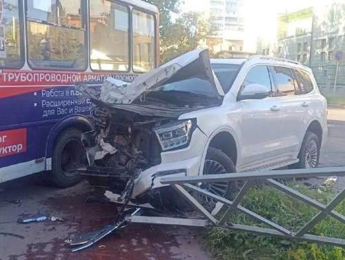 Депутат Ярославской облдумы на джипе TANK впечаталась в автобус: 7 человек пострадали (ФОТО, ВИДЕО)