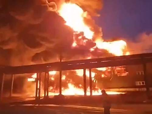 Мощный пожар на заводе под Тулой попал на видео (ВИДЕО) Мощный пожар на заводе под Тулой попал на видео (ВИДЕО)