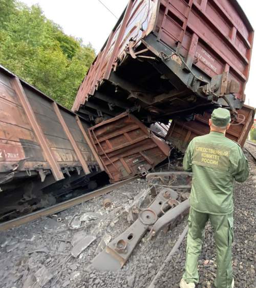 В Белгородской области локомотив и 11 вагонов поезда сошли с рельсов (ФОТО) В Белгородской области локомотив и 11 вагонов поезда сошли с рельсов (ФОТО)