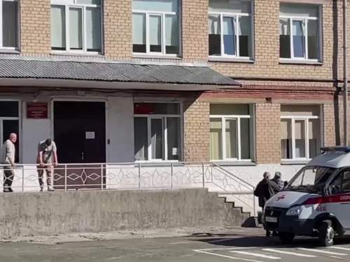 В Челябинске школьник с молотком напал на учеников и учителей В Челябинске школьник с молотком напал на учеников и учителей