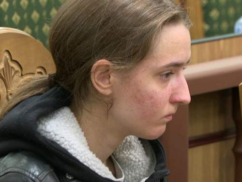 Антонину Мартынову, осужденную за попытку убийства дочери 16 лет назад, освободили в зале суда (ФОТО) Антонину Мартынову, осужденную за попытку убийства дочери 16 лет назад, освободили в зале суда (ФОТО)