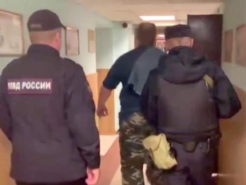 Москвич в метро пытался перерезать горло пассажиру, который попросил уступить место (ВИДЕО) Москвич в метро пытался перерезать горло пассажиру, который попросил уступить место (ВИДЕО)