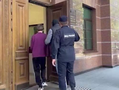 В России задержаны 39 проукраинских радикалов, склонявших детей к расстрелам в школах (ВИДЕО) В России задержаны 39 проукраинских радикалов, склонявших детей к расстрелам в школах (ВИДЕО)
