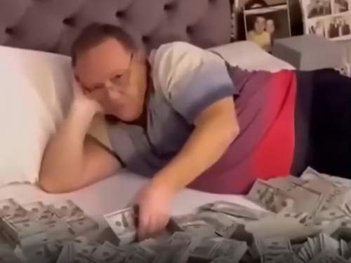 На Украине чиновник при обыске лег на кровать и погладил изъятые миллионы (ВИДЕО)