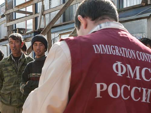 Таджикистан заявил о нарушении прав своих граждан в России