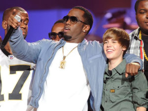 Голая девушка-поднос и кровать на сцене: как проходили Diddy White Party (ФОТО)