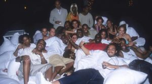 Голая девушка-поднос и кровать на сцене: как проходили Diddy White Party (ФОТО)