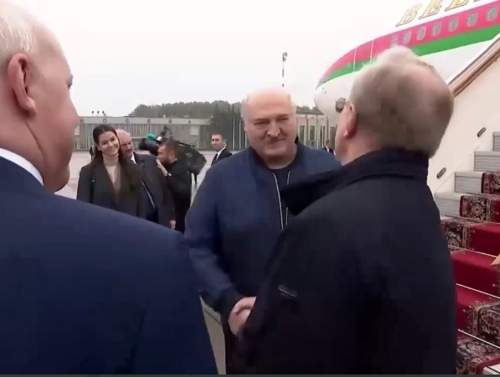 «Какое превосходительство?»: Лукашенко не оценил встречу в аэропорту в Москве (ВИДЕО) «Какое превосходительство?»: Лукашенко не оценил встречу в аэропорту в Москве (ВИДЕО)