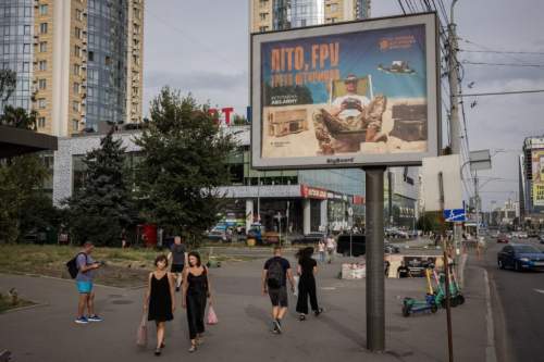 WP: ВСУ набирают рекрутов с помощью полуголой девицы в пене на Humvee (ФОТО) WP: ВСУ набирают рекрутов с помощью полуголой девицы в пене на Humvee (ФОТО)