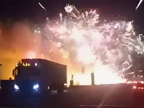 Эпичное видео взрыва фуры с фейерверками в Амурской области появилось в Сети (ФОТО, ВИДЕО) Эпичное видео взрыва фуры с фейерверками в Амурской области появилось в Сети (ФОТО, ВИДЕО)