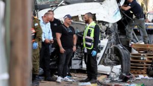 СМИ: грузовик сбил 35 человек на остановке под Тель-Авививом (ФОТО) СМИ: грузовик сбил 35 человек на остановке под Тель-Авививом (ФОТО)