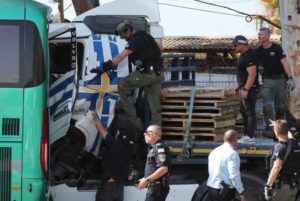 СМИ: грузовик сбил 35 человек на остановке под Тель-Авививом (ФОТО) СМИ: грузовик сбил 35 человек на остановке под Тель-Авививом (ФОТО)