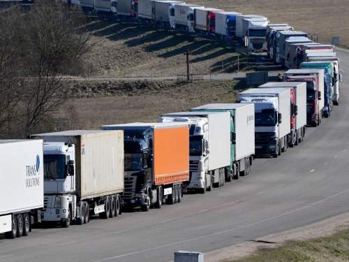 На границе России и Казахстана скопилась очередь из грузовиков На границе России и Казахстана скопилась очередь из грузовиков