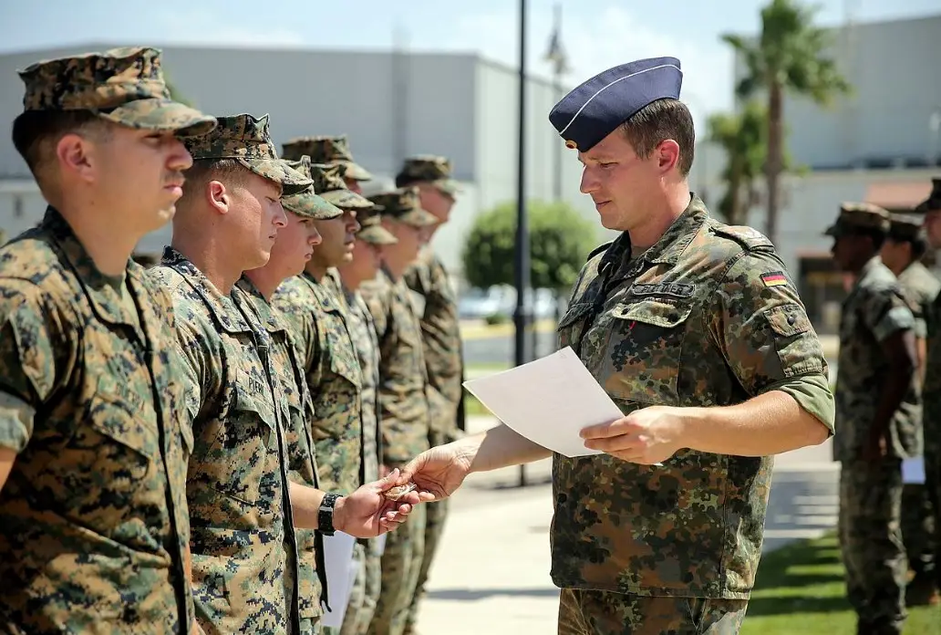 Немецкое правительство поддержало инициативу министра обороны о возобновлении воинской повинности Немецкое правительство поддержало инициативу министра обороны о возобновлении воинской повинности