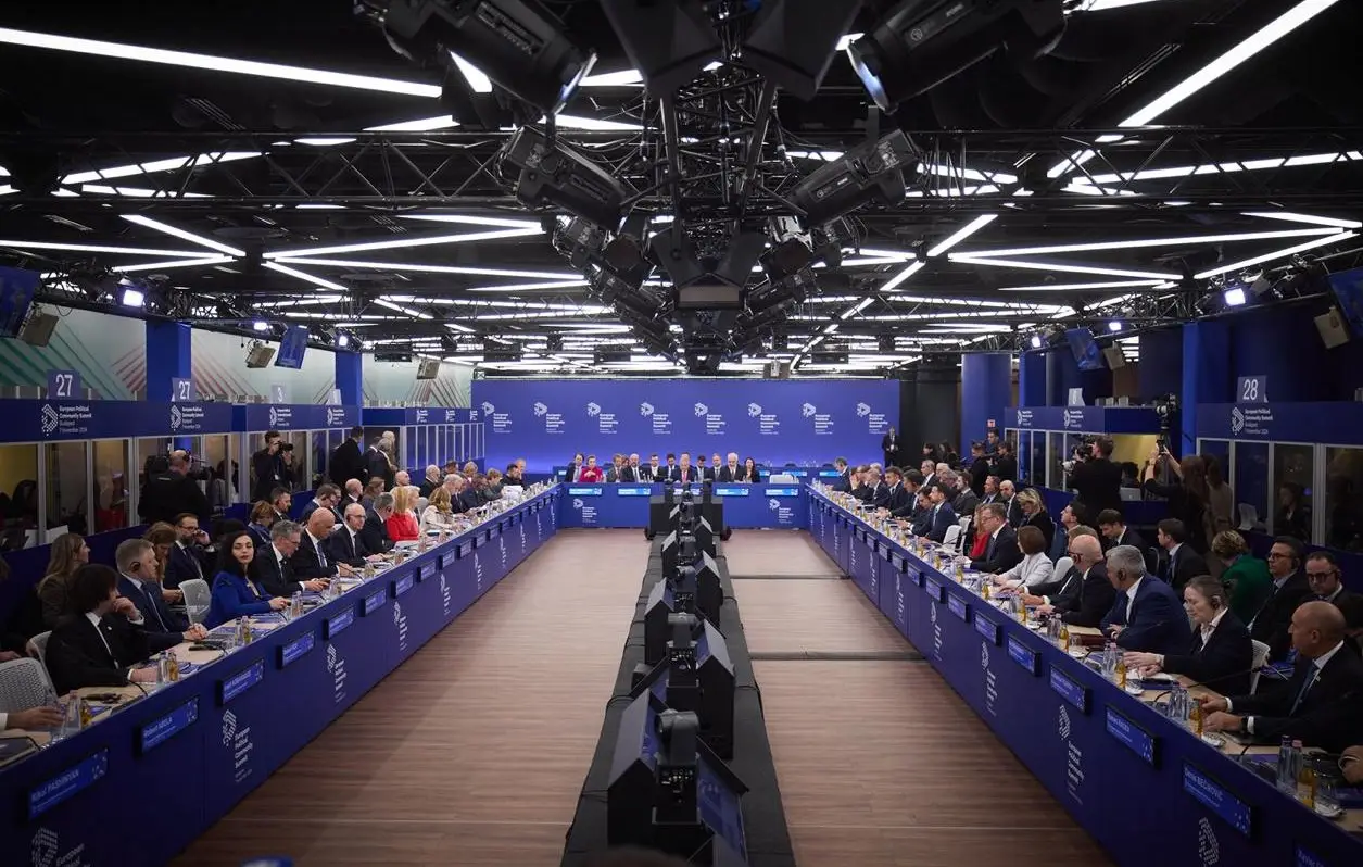 «Объятия с Путиным не помогут»: Зеленский на саммите в Будапеште решил пойти ва-банк, требуя оружия, а не помощи в переговорах «Объятия с Путиным не помогут»: Зеленский на саммите в Будапеште решил пойти ва-банк, требуя оружия, а не помощи в переговорах