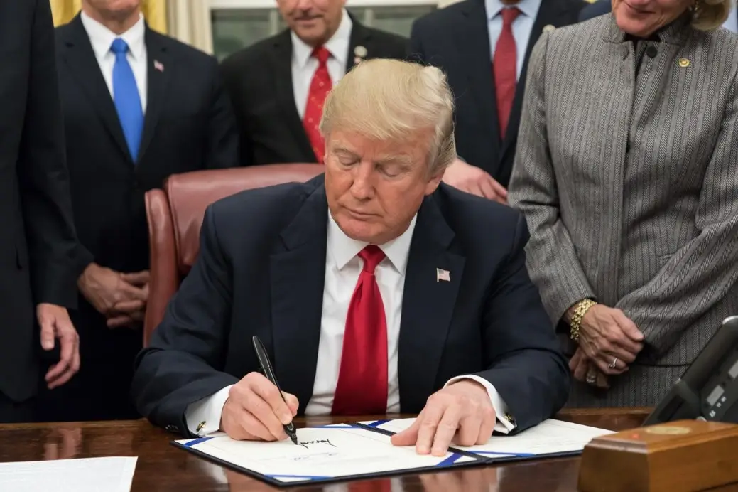 Трамп попытается удушить экономику Ирана новыми жесткими санкциями – WSJ