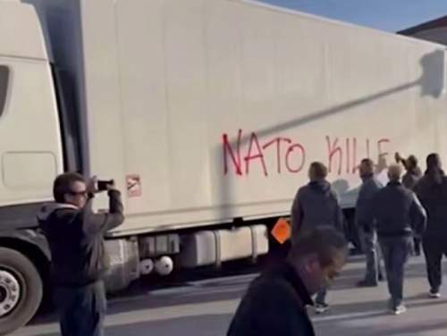 Протестующие греки развернули грузовики с оружием для ВСУ (ВИДЕО) Протестующие греки развернули грузовики с оружием для ВСУ (ВИДЕО)