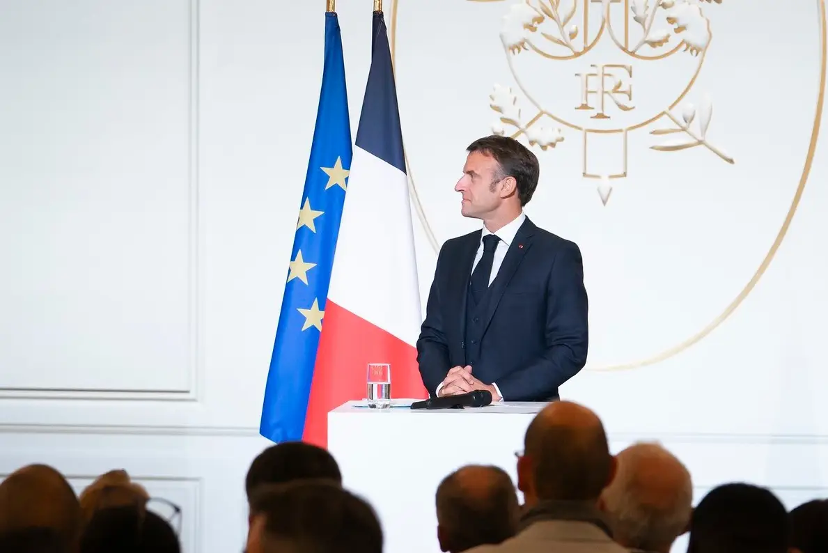 WSJ: Макрон просит Трампа «давить» на Путина