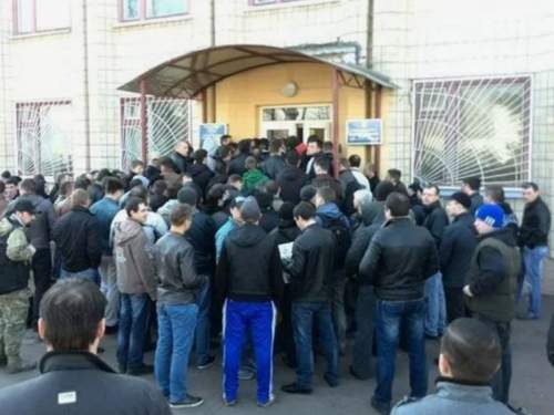 На Украине у военкоматов образовались очереди На Украине у военкоматов образовались очереди